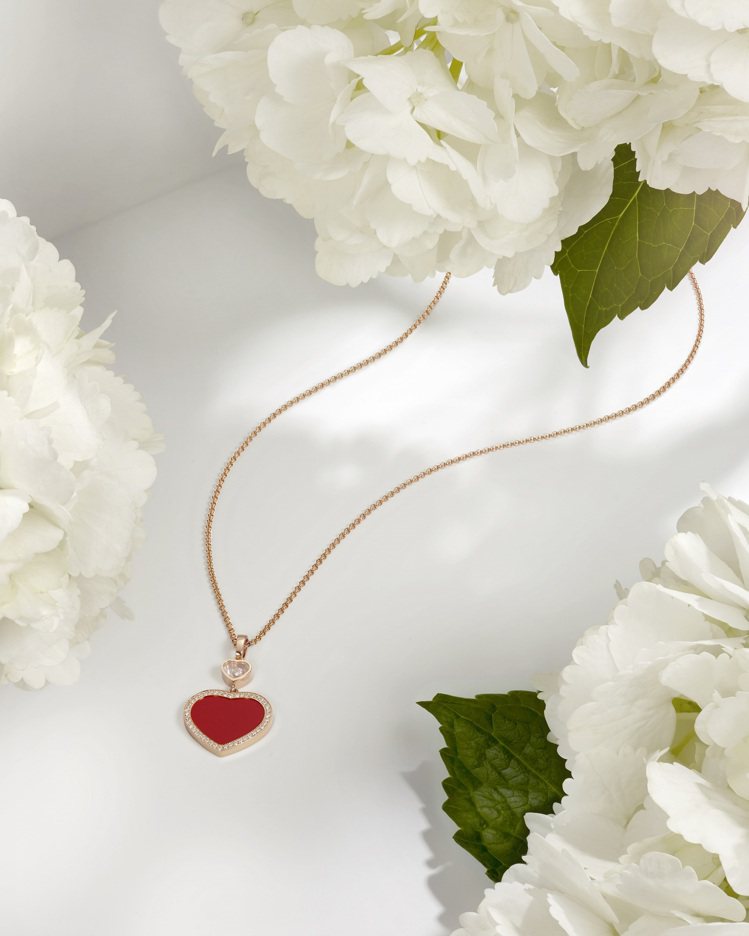 Happy Hearts系列系列符合倫理道德標準的18K玫瑰金紅色寶石鑽石項鍊，13萬1,000元。圖／蕭邦提供