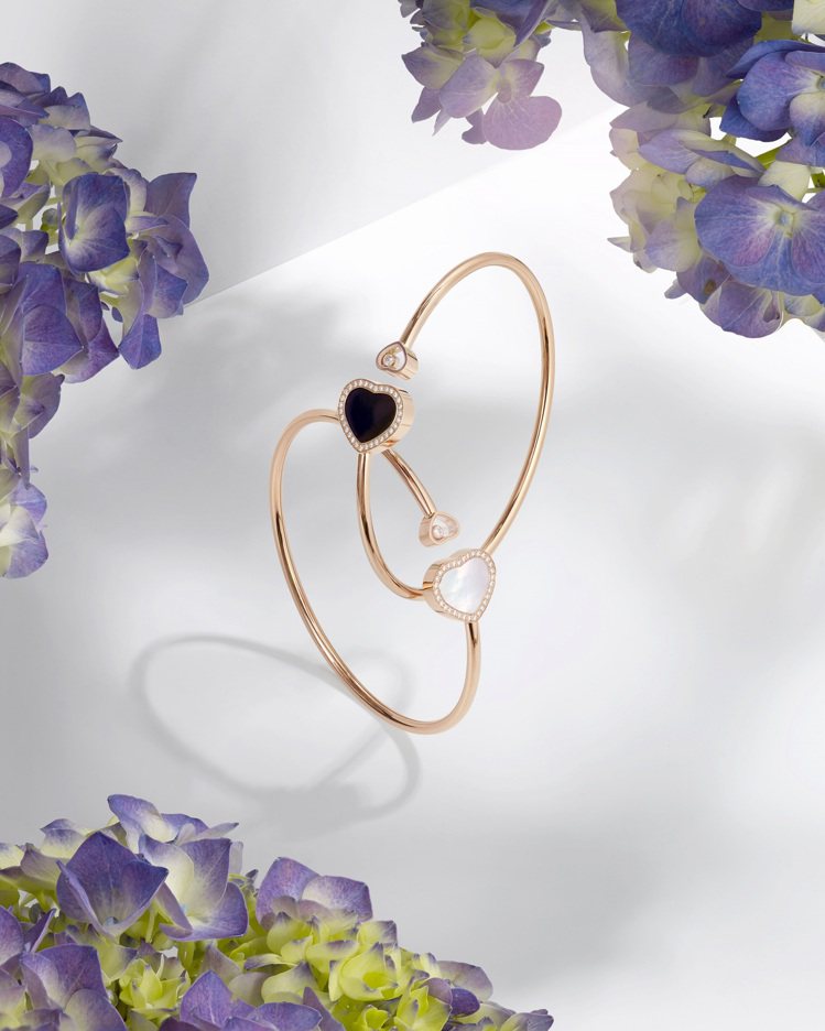 Happy Hearts系列全新手環以符合倫理道德標準的18K玫瑰金鑲嵌縞瑪瑙與珍珠母貝。圖／蕭邦提供