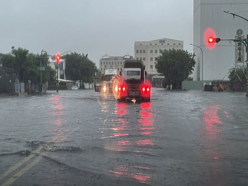 高雄市小港、前鎮等地今天上午8點多雨勢驚人，道路有積淹水。記者王昭月／攝影