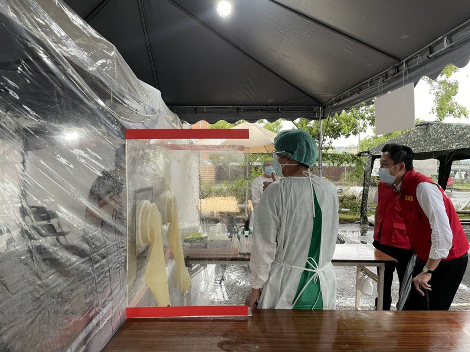 林智堅到竹科專責篩檢站訪視，特地向冒雨工作的防疫與醫護人員致謝。圖／報系資料照