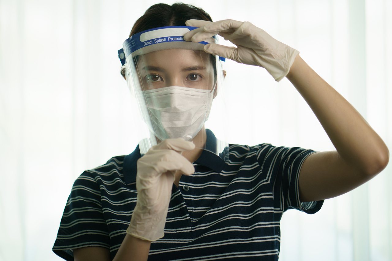 護目鏡及面罩使用後，一定要確實做好清潔與消毒工作。圖／123RF