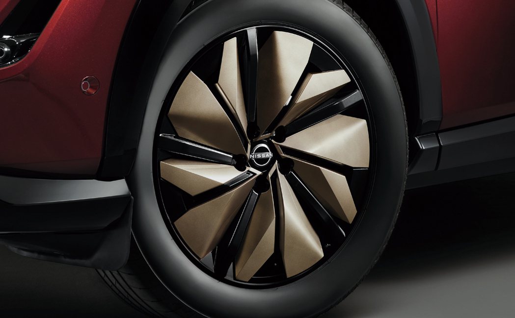 古銅色19吋3D刀鋒設計鋁製輪圈蓋。 圖／Nissan提供