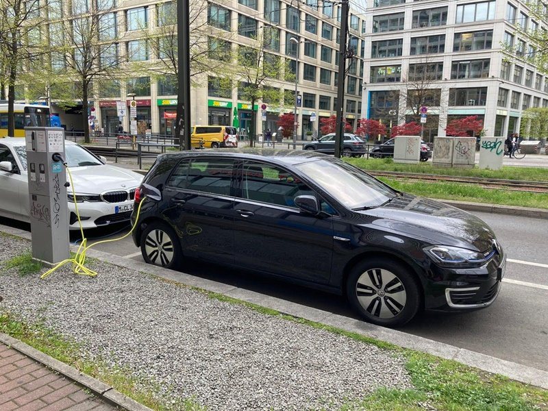 完善的充電基礎建設是電動車普及的前提，柏林街頭到處可見公共充電樁。（中央社林育立）