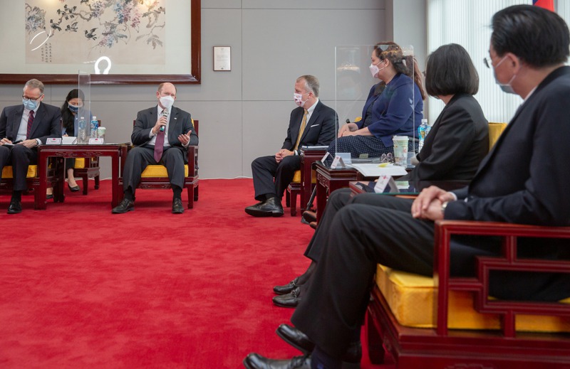 美國聯邦參議員昆斯（左二起）、蘇利文、譚美昨天上午訪問台灣，這三名參議員搭乘美軍C-17運輸機飛抵台灣松山機場，並在美國在台協會處長酈英傑（左一）陪同下，在機場會晤蔡英文總統等官員；美國聯邦參議員蘇利文。圖／總統府提供