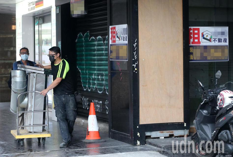 去年三級警戒期間，台北東區不少店家紛紛出走。示意圖/記者胡經周攝影
