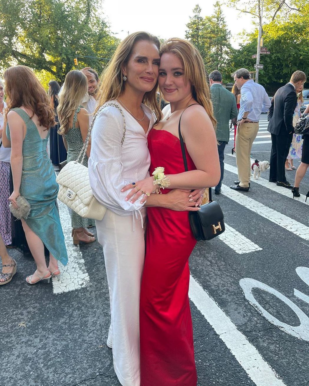 布魯克雪德絲（左）看著女兒羅雯穿上她昔日的金球獎禮服出席畢業舞會，心中感動。圖／
