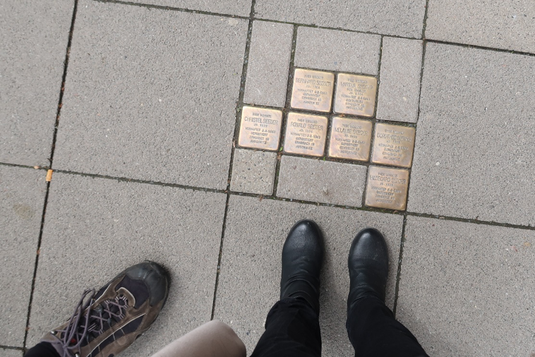 Hannover街頭的紀念地磚，悼念納粹暴行犧牲者。 圖／作者自攝