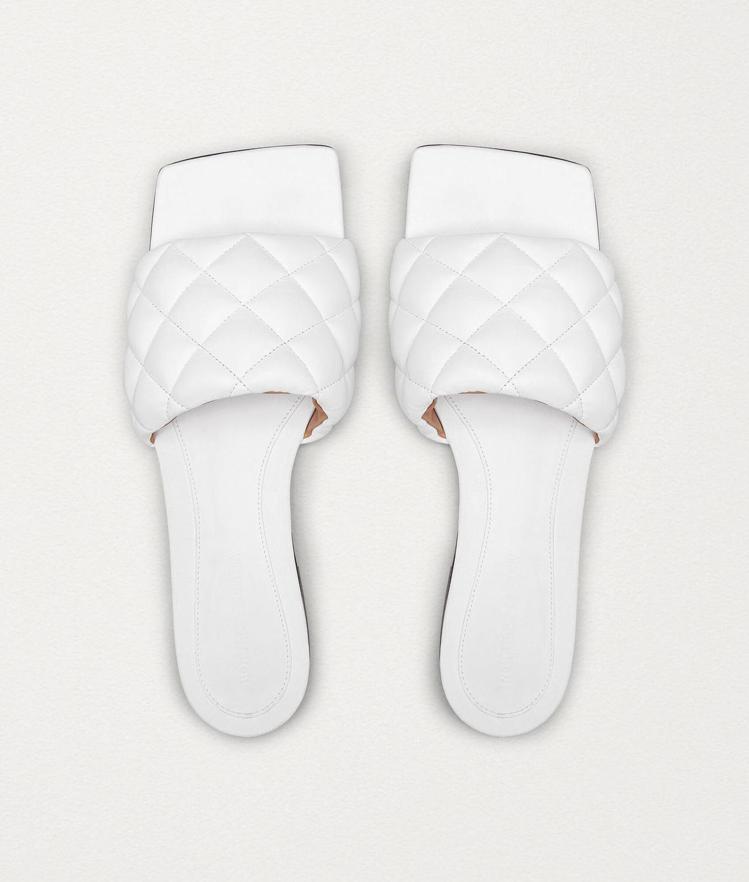 Padded Sandals襯墊縫線小羊皮拖鞋，22,800元。圖／Bottega Veneta提供