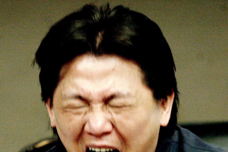 「腳尾飯」事件證實造假，台北市議員王育誠向市議會親民黨團自請處分；他在記者會上難過痛哭，表示不想離開親民黨。圖／聯合報系資料照片