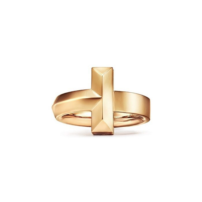 Tiffany T1 18K金寬版戒指，74,000元。圖／Tiffany提供