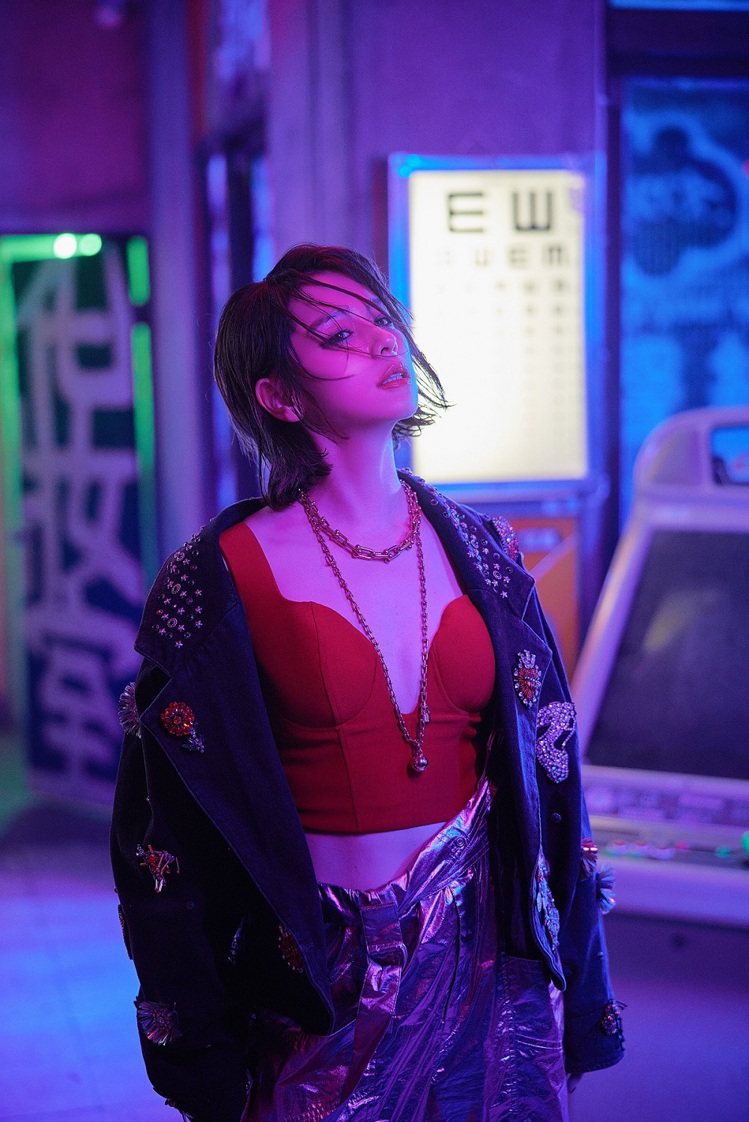 女星徐若瑄配戴Tiffany珠寶作品宣傳最新單曲「甩」。圖／Tiffany提供