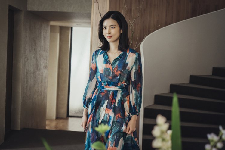 在劇中飾演慈母的李寶英身穿韓國設計師Soonil Kwon創作的洋裝。圖／NETFLIX提供