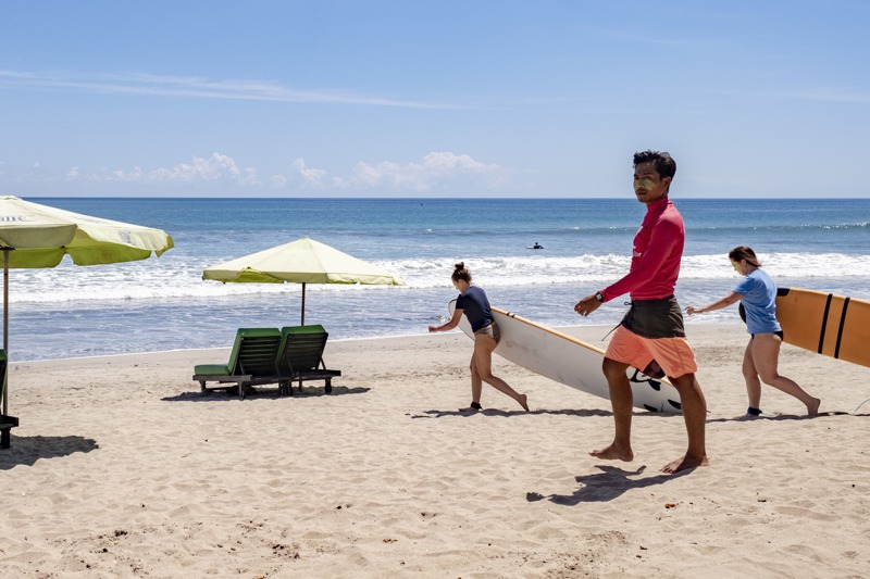 印度峇里島一些衝浪客今年四月在旅遊勝地庫塔的海灘衝浪。歐新社