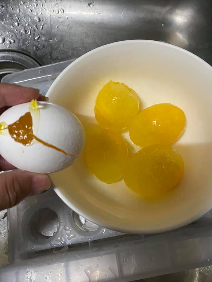有網友因雞蛋結凍求助，意外獲得許多料理技巧。 圖擷自臉書社團「爆怨2公社」