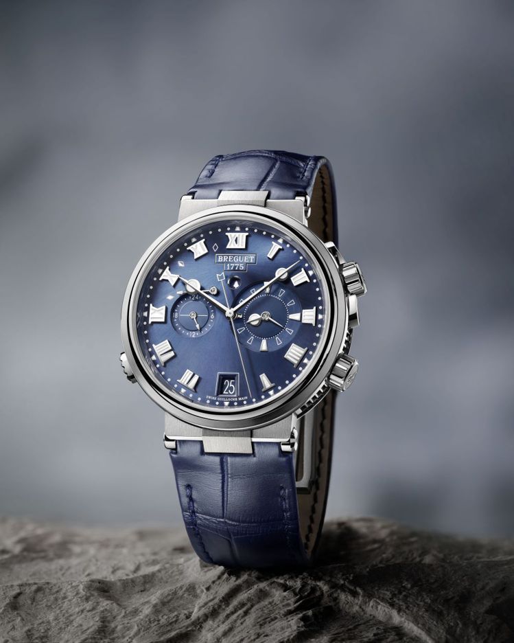 Breguet Marine系列Alarme Musicale 5527腕表，鈦金屬、40毫米、自動上鍊機芯、藍色皮表帶，三點鐘方向具有鬧鈴次表盤。圖 / Breguet提供。