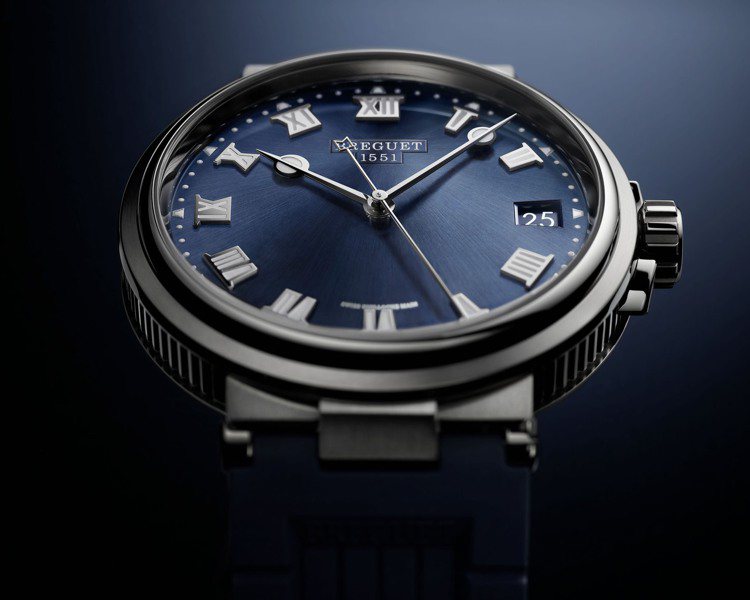 Marine系列5517腕表今年換上了鈦金屬與藍色面盤的「新衣」，冷冽而運動感鮮明。圖 / Breguet提供。