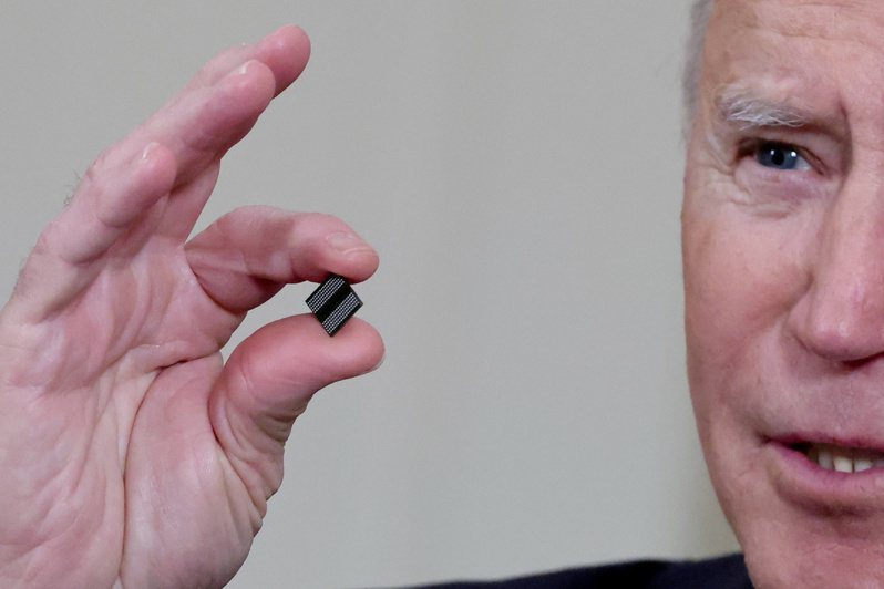 美國總統拜登2月時手持細小的晶片，說明他的半導體產業政策。路透