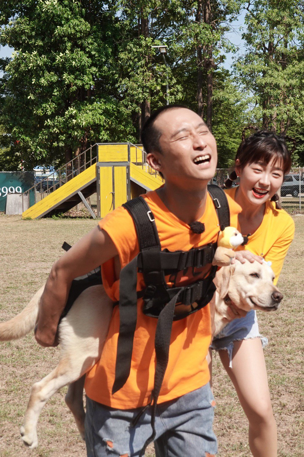 浩子賣命揹起重達40公斤的搜救犬。圖／民視提供