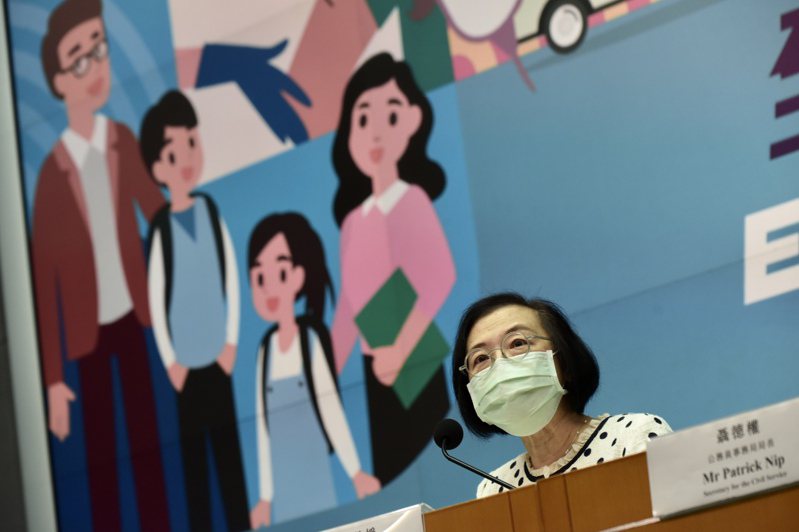香港政府宣布將復必泰新冠疫苗接種年齡下限降至12歲。12至15歲青少年最快本月14日起可接種復必泰新冠疫苗。圖為港府食物及衛生局局長陳肇始出席記者會。（中新社）