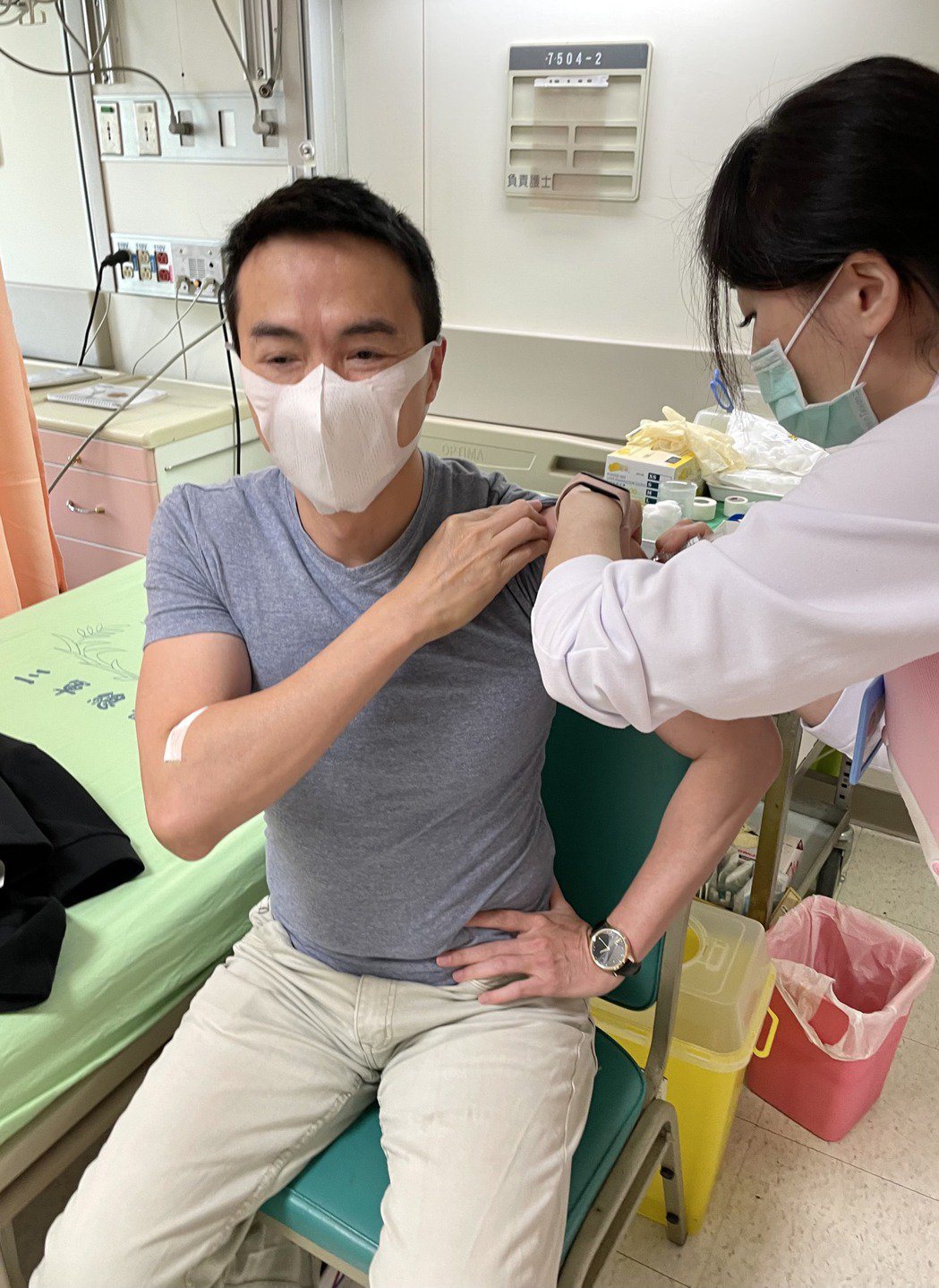 吳鈴山當國產疫苗受試者，今年三月就接種了第一劑。圖／吳鈴山提供