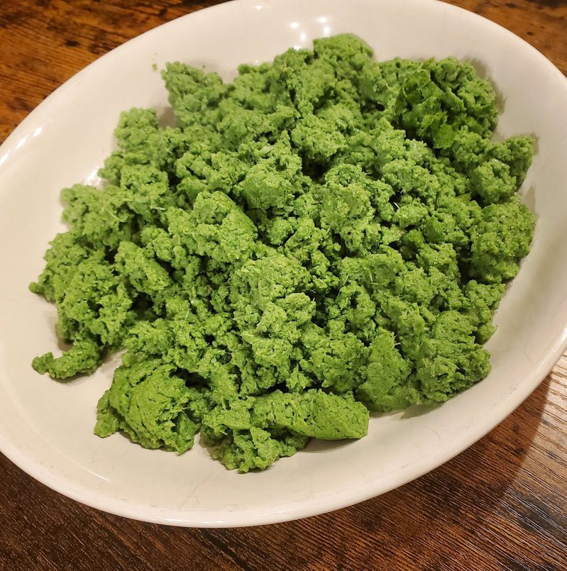 日本一位網友做出一團綠色的失敗料理，網友們紛紛猜測是不是抹茶的甜點，但本人卻表示這是一道蛋料理。圖擷取自twitter
