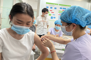 台灣面臨疫苗不足窘境，有陸配認為「保命要緊」，為此與丈夫離婚，帶孩子回大陸打疫苗。圖為中國大陸施打疫苗情形。新華社