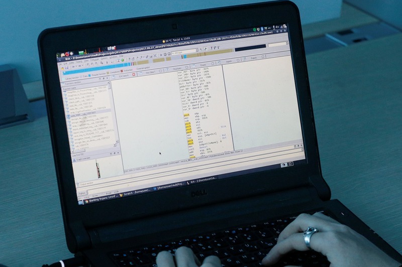 烏克蘭資安公司ISSP的代表用筆電展示Petya惡意軟體的部分代碼，攝於2017年。另一個神秘的惡意軟體在2018至2020年間，從325萬台使用Windows的個人電腦偷走大批使用者登入帳密與重要付款細節。路透