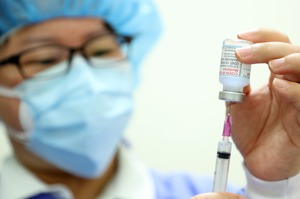 蔡英文總統和行政院長蘇貞昌日前都表示，要在8月底前打完1000萬劑疫苗；但目前到貨的疫苗只有210萬劑。圖為莫德納疫苗。圖／聯合報系資料照片