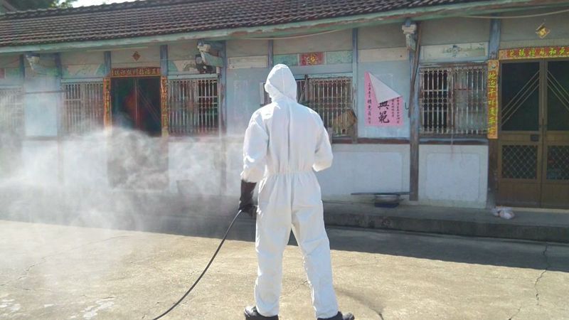 台南市環保局在白河內角里進行消毒。圖／市府提供