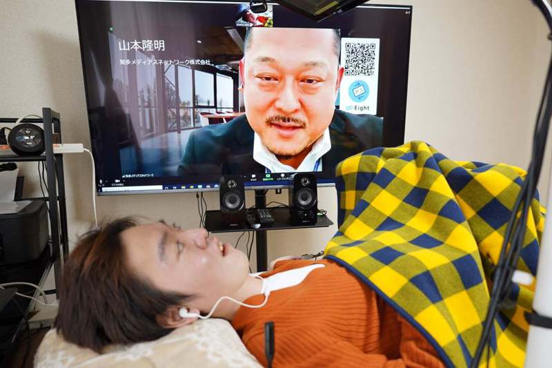 「臥床不起社長」佐藤仙務以眼球控制電腦滑鼠。圖／取自さとう ひさむ臉書
