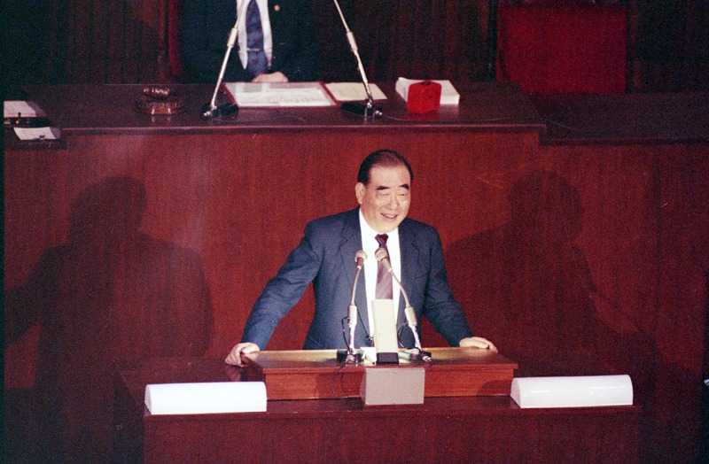 1990年6月12日新任行政院長郝柏村，首度以院長身分到立法院報告施政方針，並答復立委質詢。圖／聯合報系資料照片