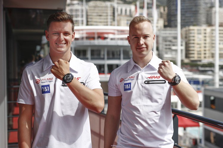 烏拉哈斯F1車隊（URALKALI HAAS F1 Team）兩位車手Nikita Mazepin與Mick Schumacher，皆配戴上了CYRUS腕表、曝光亮相。圖 / CYRUS提供。