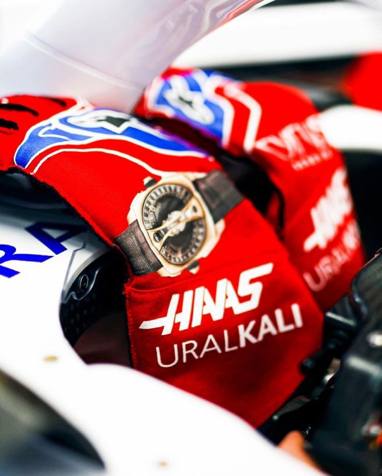 烏拉哈斯F1車隊的車手手套上甚至印上CYRUS腕表圖案，展現雙方合作的深刻決心。圖 / CYRUS提供。