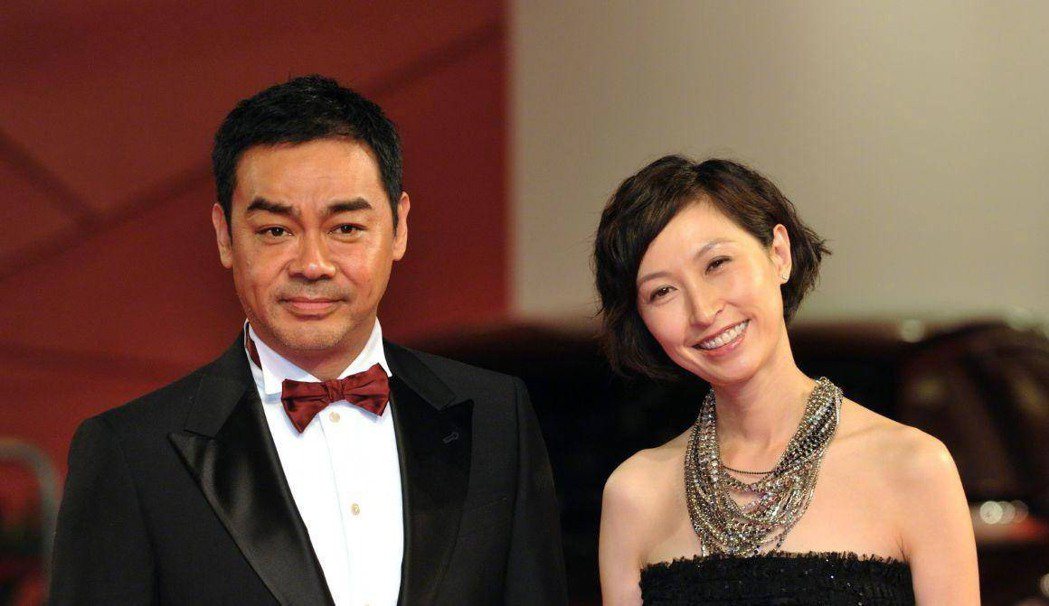 劉青雲(左)、郭藹明(右)至今結婚23年，仍會被拍到恩愛畫面。圖／摘自微博