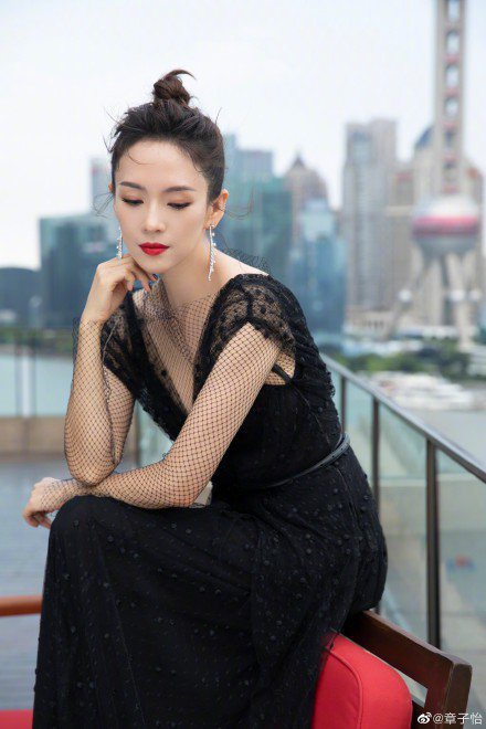 章子怡選擇VALENTINO黑色蕾絲網紗禮服，垂墜優雅的整體輪廓以蕾絲鏤空細節點綴精緻感，配上網紗帶點神秘個性。圖／摘自微博