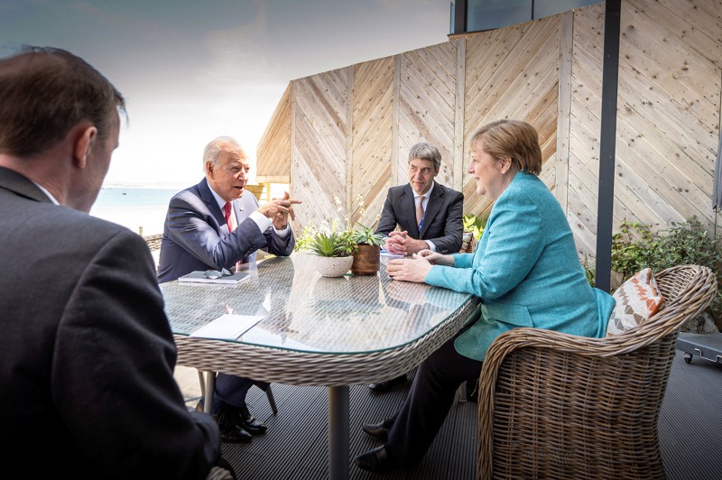 世界衛生組織(WHO)和德國上月宣布將在柏林成立新的全球中心，利用收集的資訊、人工智慧和其他先進科技來預測和預防傳染病大流行。圖為德國總理梅克爾(右)12日在G7峰會場邊與美國總統拜登( 左二) 會談。路透