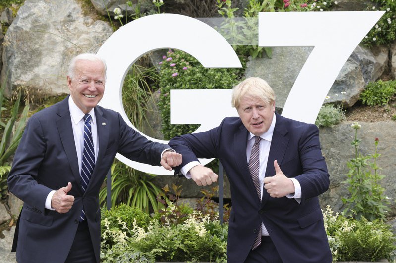 這次康瓦爾高峰會是美國總統拜登（左）首次出訪的第一個行程，也是他宣布「美國回來了」的最佳舞台。圖為美國總統拜登與英國首相強生在G7峰會前會晤。新華社