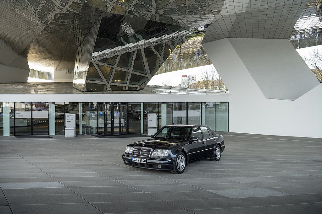 從1990年起賓士500E的車身開始在位於祖文豪森第二工廠的魯特大樓進行生產，這...