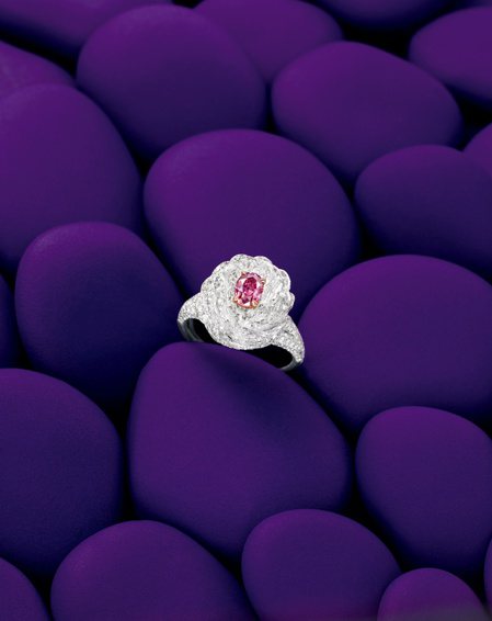 Tiffany 0.39克拉粉紫紅色鑽石「花」鑽戒，估價90萬港元起。圖／邦瀚斯提供