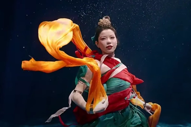 河南衛視推水下中國風舞蹈視頻「洛神水賦」（原名「祈」），一段不到兩分鐘但火爆全網，大陸網友紛紛留言：「我是看到神仙了嗎」。圖／取自河南衛視微博視頻號