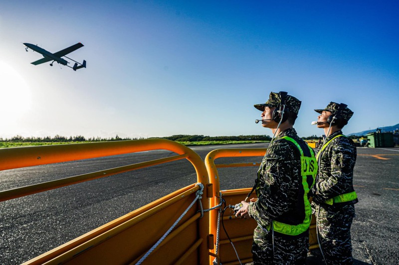 銳鳶無人機的飛行員（操作手）培訓非常緩慢。圖／取自中華民國海軍臉書粉團