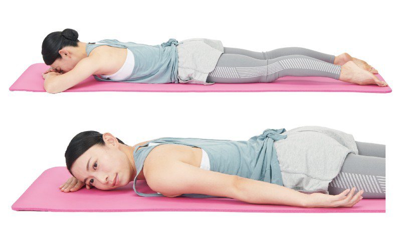 趴著能舒緩胸椎和周邊肌肉的緊繃，讓它們更伸展開來，可有效預防駝背和改善姿勢。