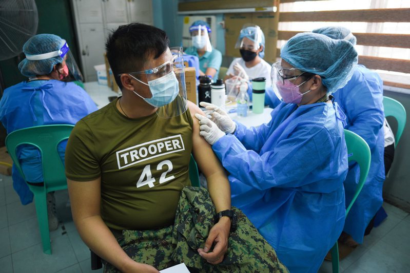 有媒體報導菲律賓衛生單位已致函我方，有意直接採認我國EUA，讓國產疫苗可在當地免做三期臨床直接施打。但消息遭菲國官方否認。圖為菲律賓警方接受疫苗接種。路透