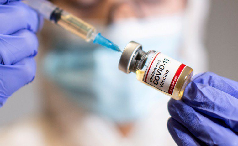 新冠肺炎疫苗一劑難求，有民眾搶打肺炎鏈球菌疫苗。路透社