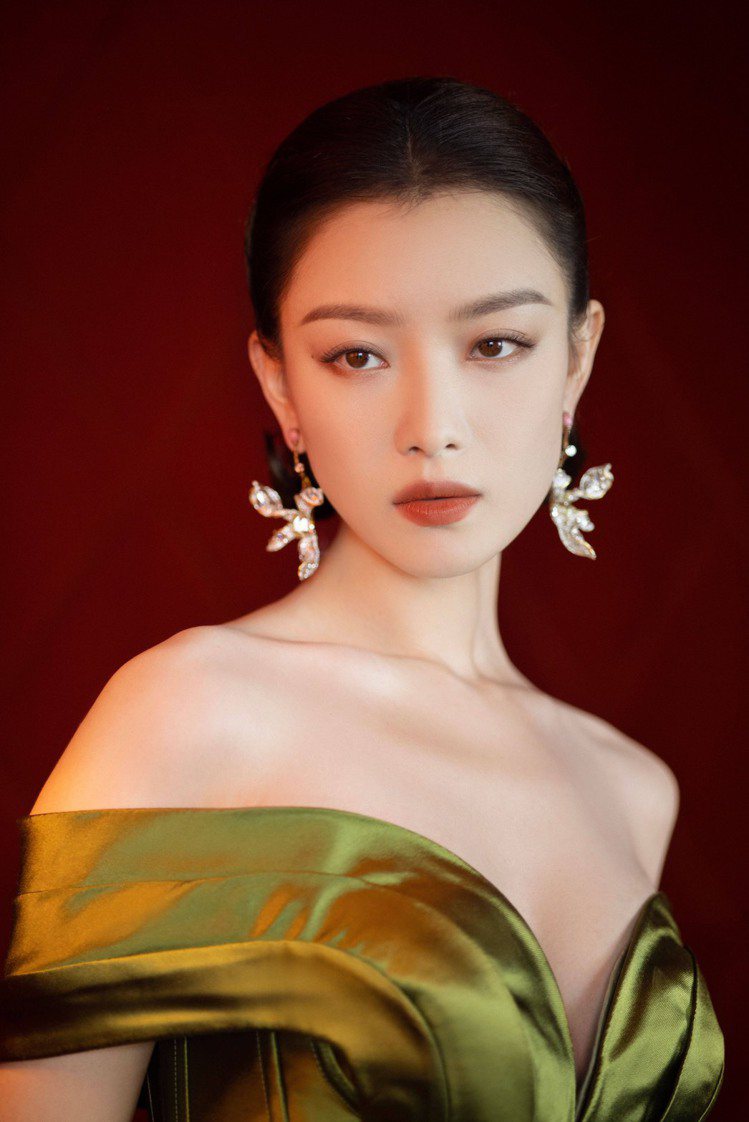 倪妮配戴CINDY CHAO White Label高級珠寶系列蘭花耳環與緞帶造型手鐲出席27屆上海電視節。圖／取自微博倪妮工作室