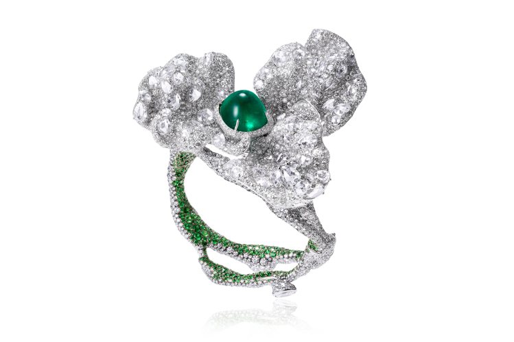 CINDY CHAO White Label高級珠寶花園系列祖母綠花園手環，18K白金與18K黃金鑲嵌祖母綠、白鑽、沙弗萊石。圖／CINDY CHAO The Art Jewel提供