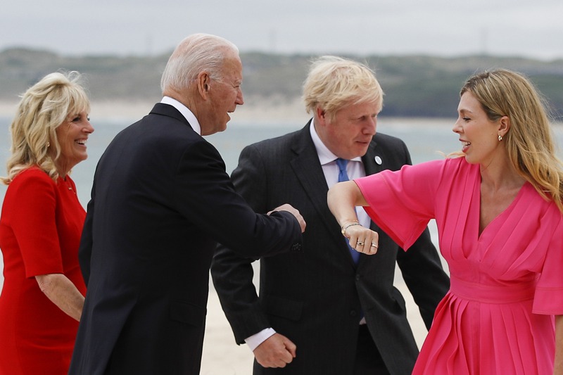 英國首相強生夫婦（右）11日在英國康瓦爾郡卡比斯灣，與到訪的美國總統拜登夫婦親切打招呼。美聯社