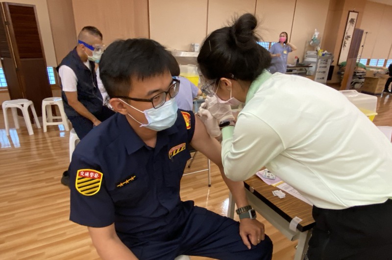 台中市警察局尚有3393名警職人員未施打疫苗，明起兩天將在64處快打站開打。圖／台中市政府警察局提供