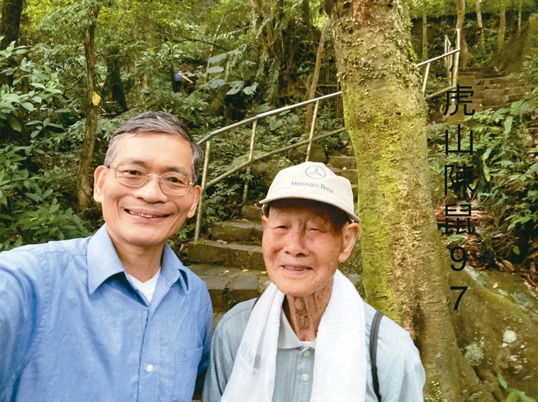 簡文仁(左)認識97歲的陳先生，爬山40多年，還樂此不疲。圖／簡文仁提供