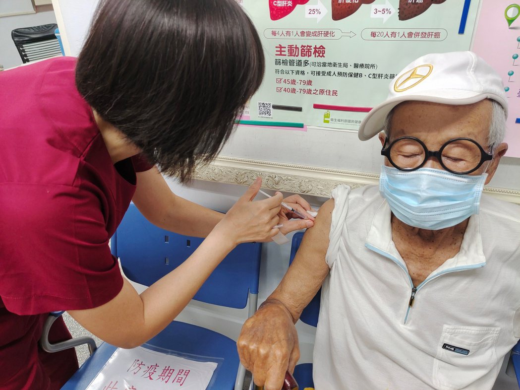 90歲的脫線15日接種AZ疫苗。圖／擷自臉書